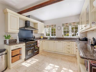 Open-Plan Kitchen and Breakfast Area